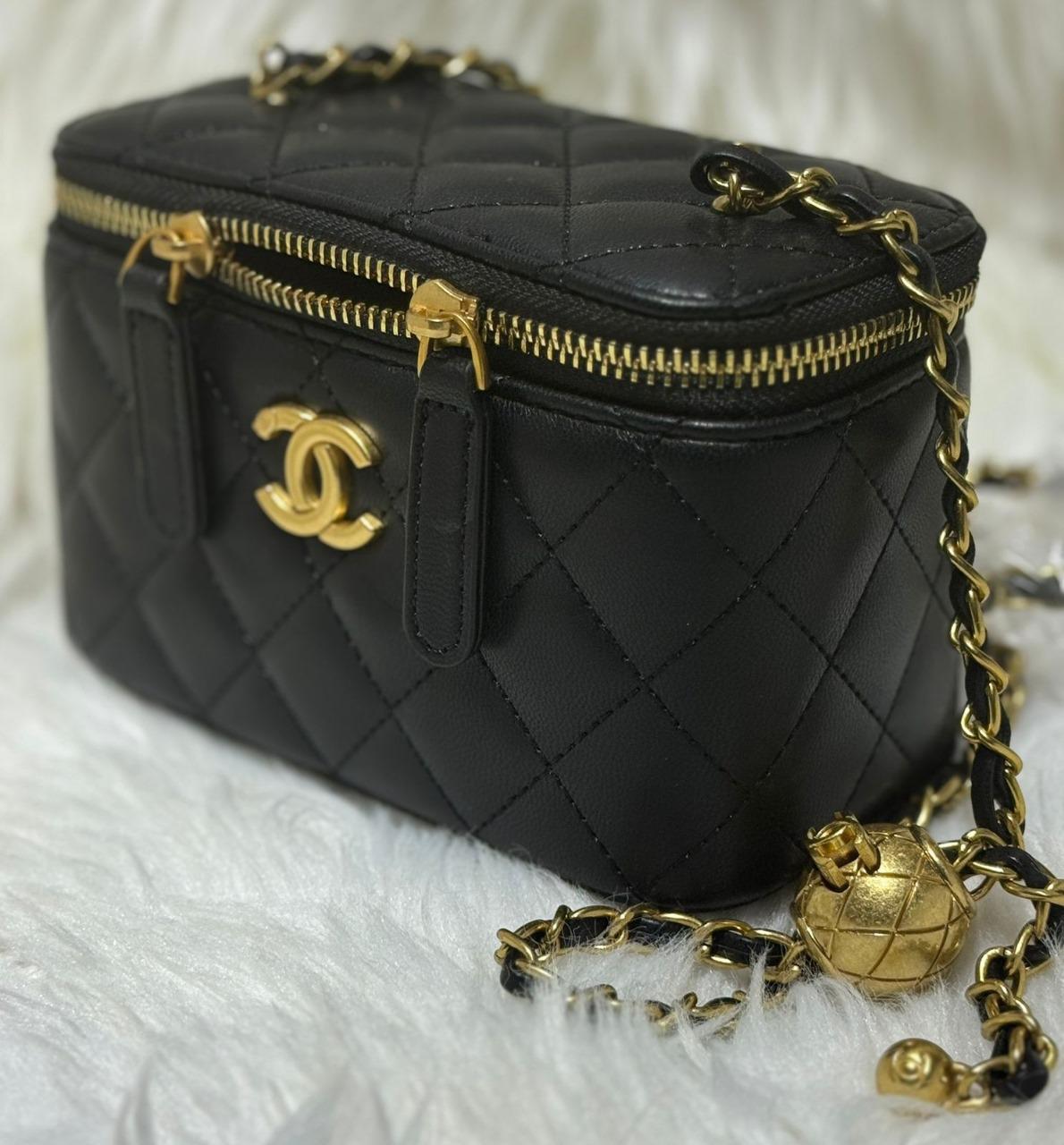 𝟱𝟬% 𝗦𝗽𝗲𝗰𝗶𝗮𝗹 𝗗𝗶𝘀𝗰𝗼𝘂𝗻𝘁  -Premium Quality 𝐂𝐇𝐀𝐍𝐄𝐋 𝐇𝐚𝐧𝐝𝐛𝐚𝐠 Ladies Bag | Made in Italy | Free Delivery All Over Qatar